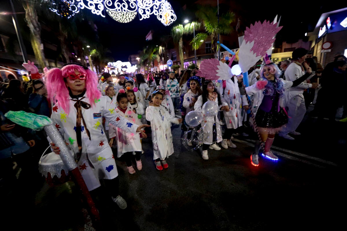 Cientos de personas salieron a recibir a sus majestades desde la llegada al puerto y durante las carrozas