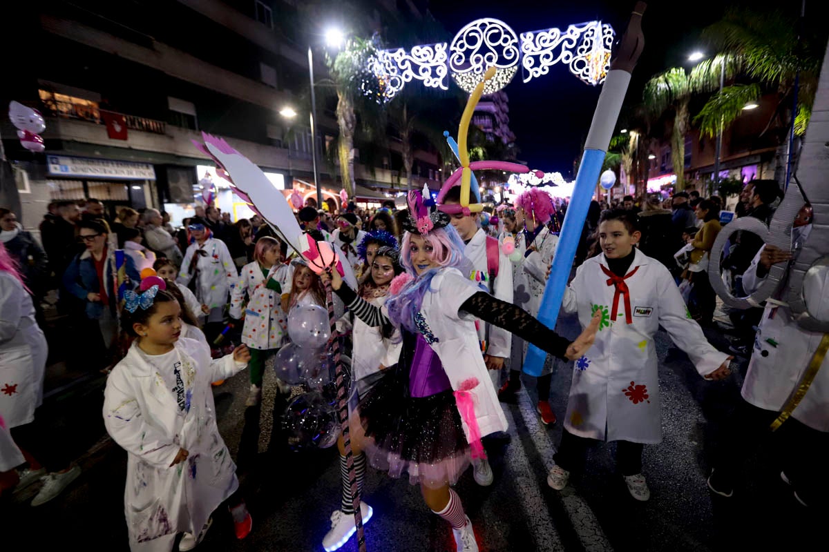 Cientos de personas salieron a recibir a sus majestades desde la llegada al puerto y durante las carrozas