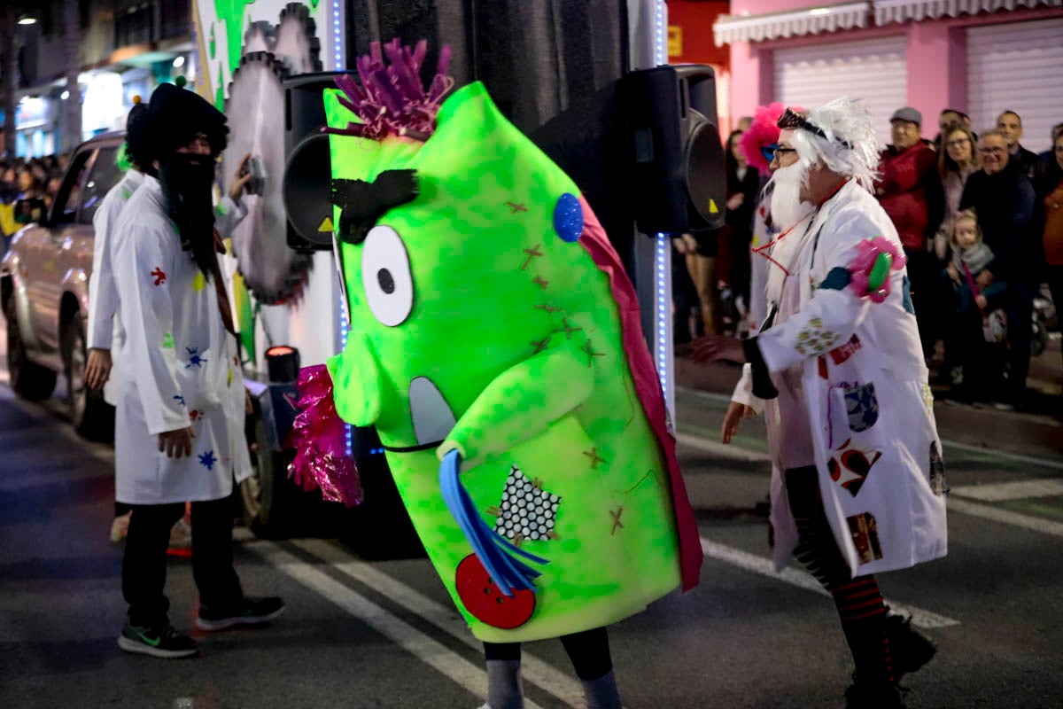 Cientos de personas salieron a recibir a sus majestades desde la llegada al puerto y durante las carrozas