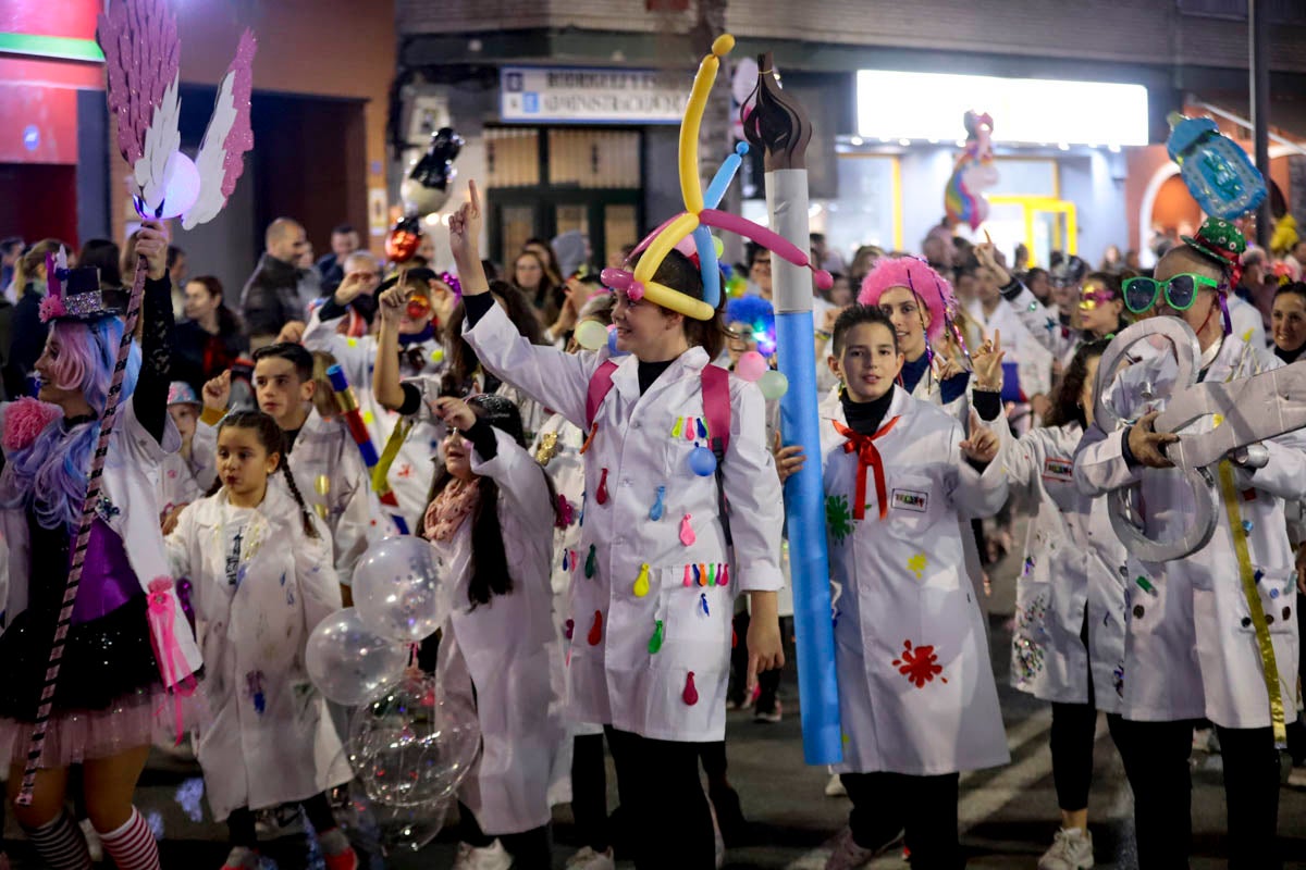 Cientos de personas salieron a recibir a sus majestades desde la llegada al puerto y durante las carrozas