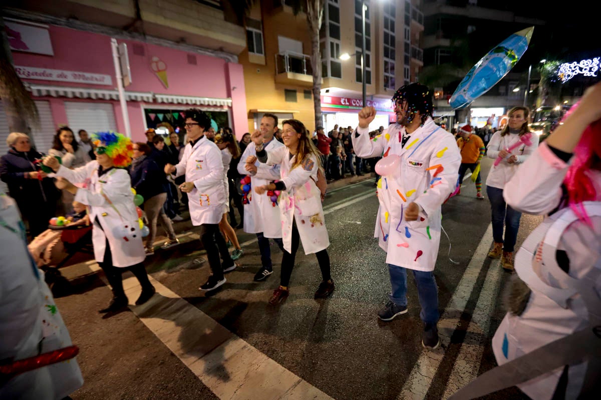Cientos de personas salieron a recibir a sus majestades desde la llegada al puerto y durante las carrozas