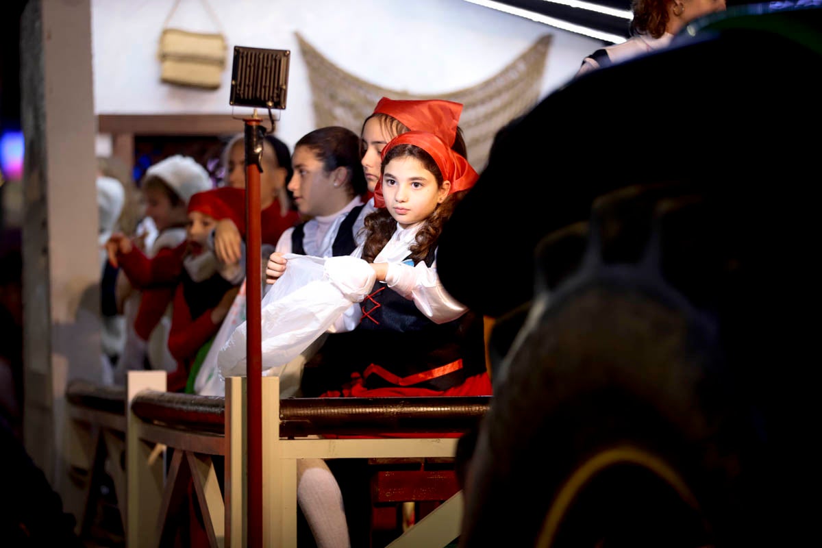 Cientos de personas salieron a recibir a sus majestades desde la llegada al puerto y durante las carrozas