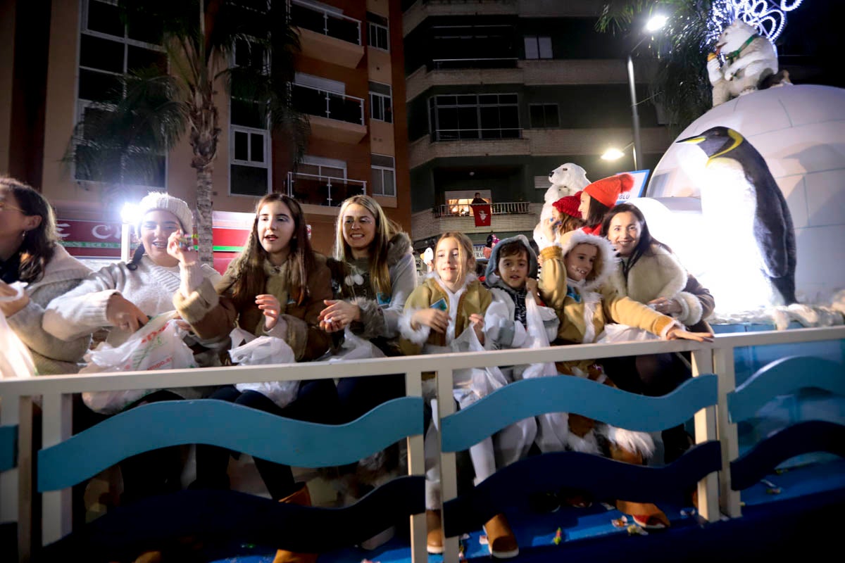 Cientos de personas salieron a recibir a sus majestades desde la llegada al puerto y durante las carrozas