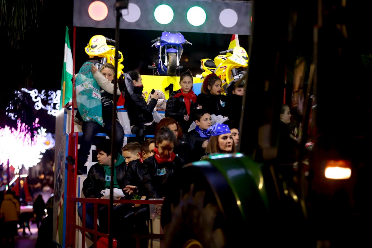 Cientos de personas salieron a recibir a sus majestades desde la llegada al puerto y durante las carrozas