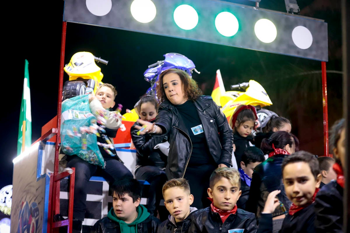 Cientos de personas salieron a recibir a sus majestades desde la llegada al puerto y durante las carrozas