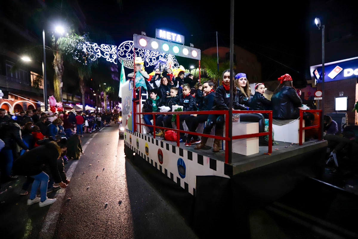Cientos de personas salieron a recibir a sus majestades desde la llegada al puerto y durante las carrozas