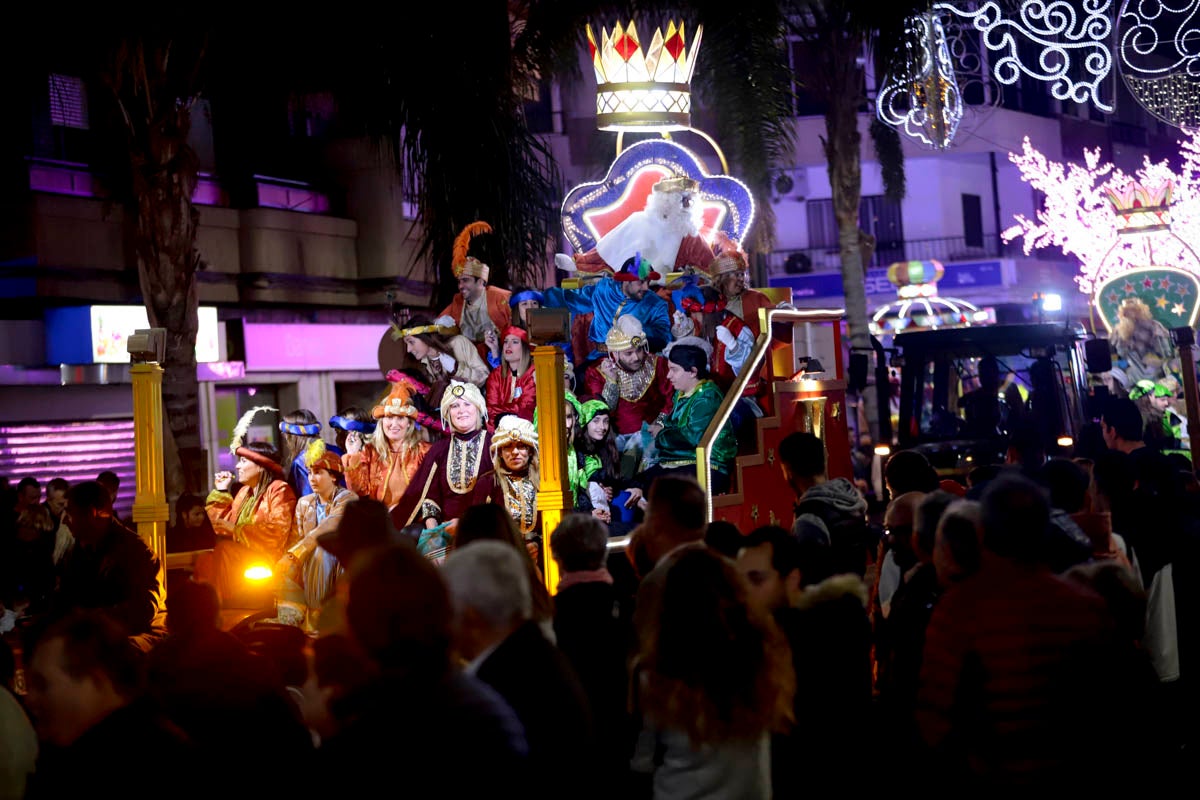 Cientos de personas salieron a recibir a sus majestades desde la llegada al puerto y durante las carrozas