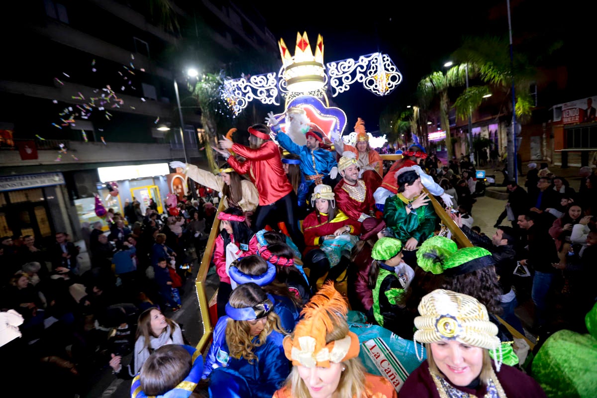 Cientos de personas salieron a recibir a sus majestades desde la llegada al puerto y durante las carrozas