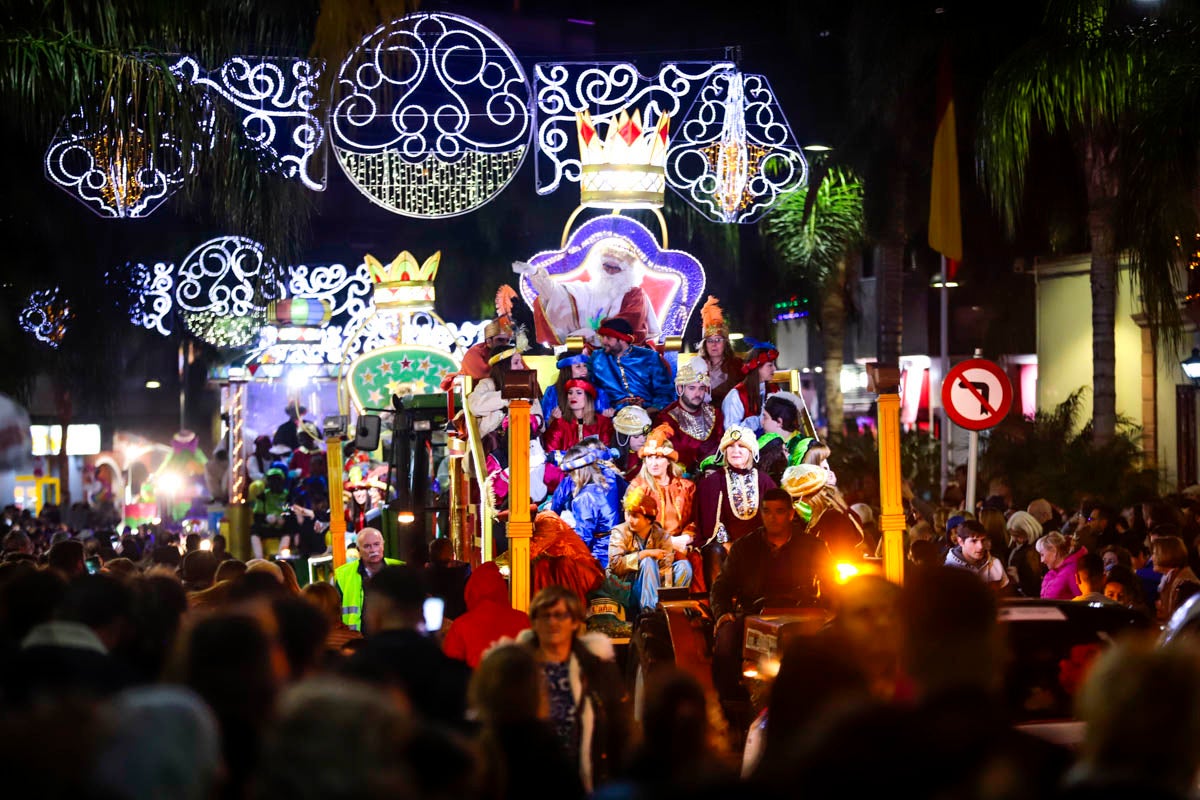 Cientos de personas salieron a recibir a sus majestades desde la llegada al puerto y durante las carrozas
