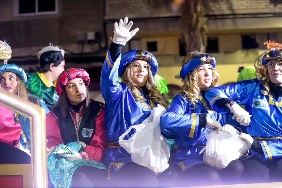 Cientos de personas salieron a recibir a sus majestades desde la llegada al puerto y durante las carrozas