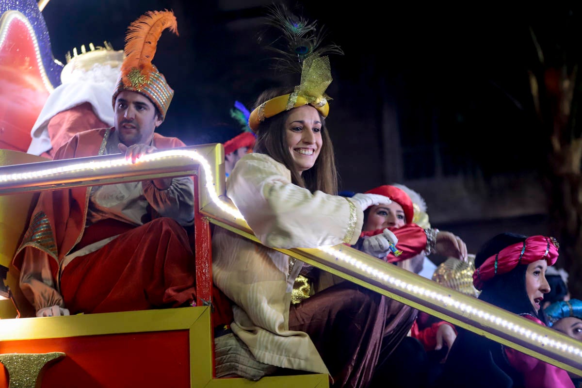 Cientos de personas salieron a recibir a sus majestades desde la llegada al puerto y durante las carrozas
