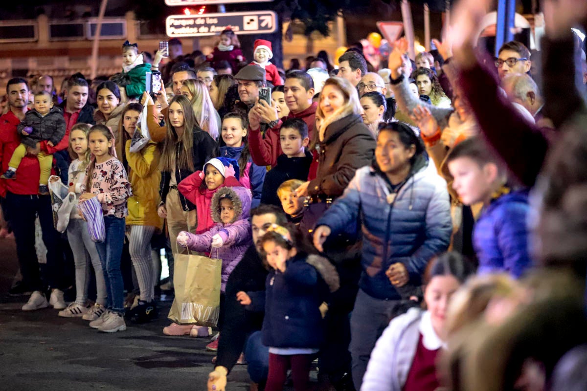 Cientos de personas salieron a recibir a sus majestades desde la llegada al puerto y durante las carrozas