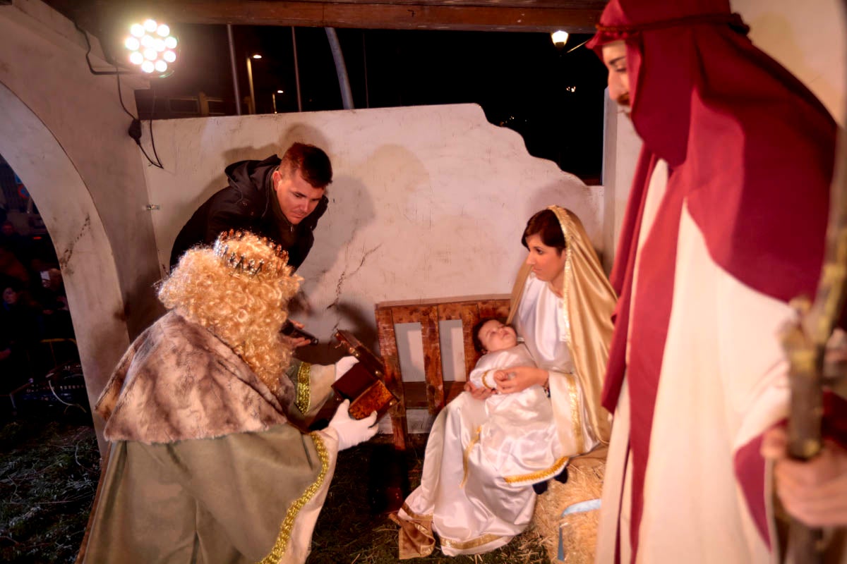 Cientos de personas salieron a recibir a sus majestades desde la llegada al puerto y durante las carrozas