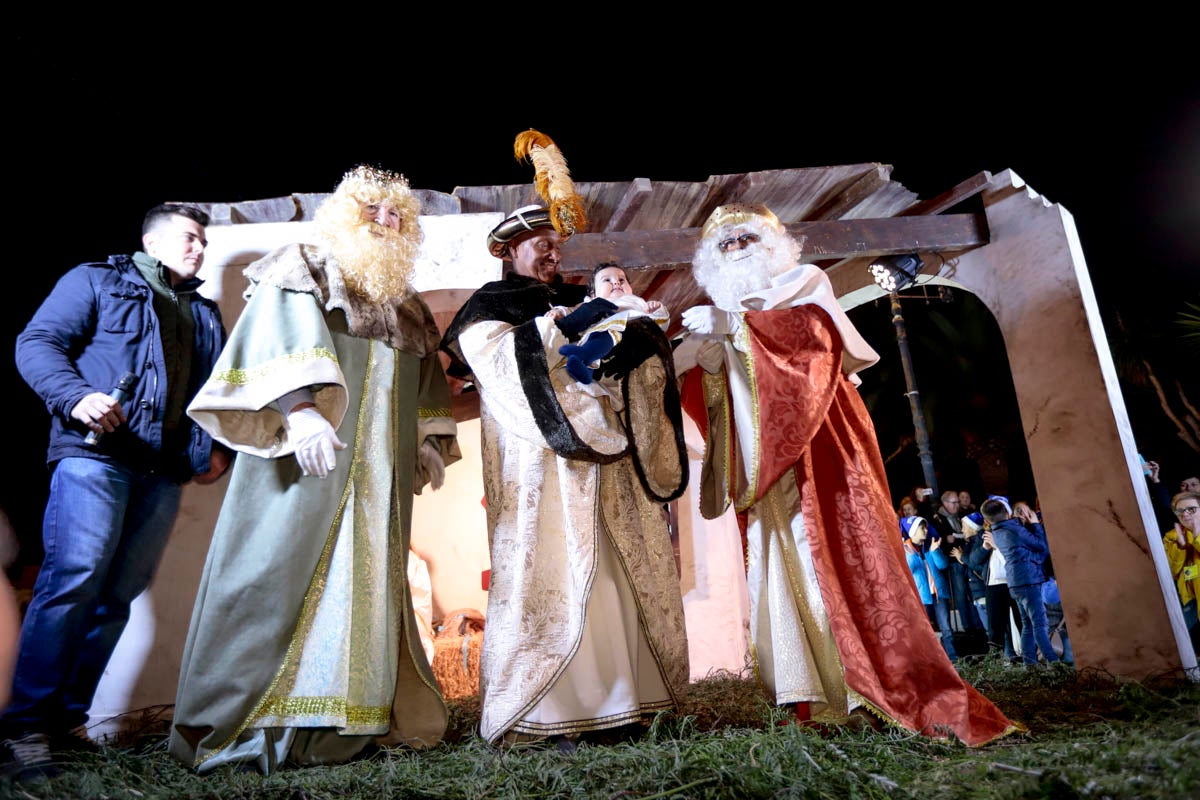 Cientos de personas salieron a recibir a sus majestades desde la llegada al puerto y durante las carrozas