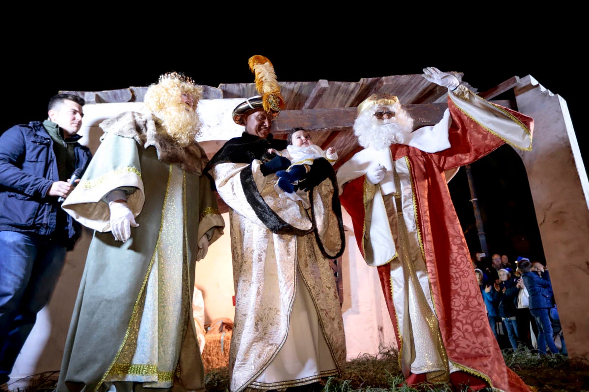 Cientos de personas salieron a recibir a sus majestades desde la llegada al puerto y durante las carrozas