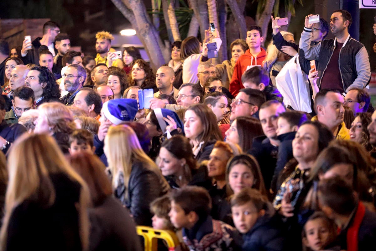 Cientos de personas salieron a recibir a sus majestades desde la llegada al puerto y durante las carrozas
