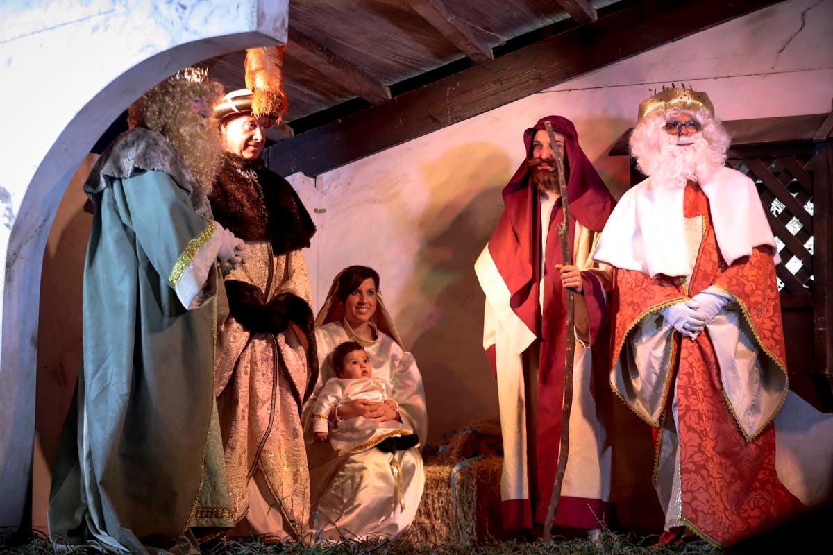 Cientos de personas salieron a recibir a sus majestades desde la llegada al puerto y durante las carrozas