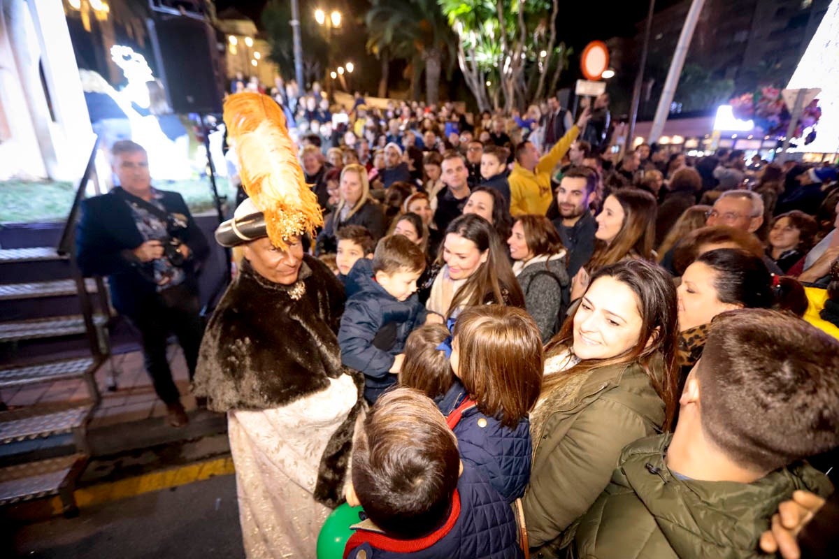 Cientos de personas salieron a recibir a sus majestades desde la llegada al puerto y durante las carrozas
