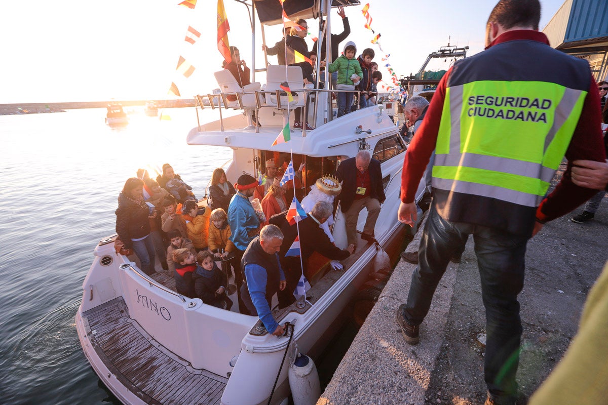 Cientos de personas salieron a recibir a sus majestades desde la llegada al puerto y durante las carrozas