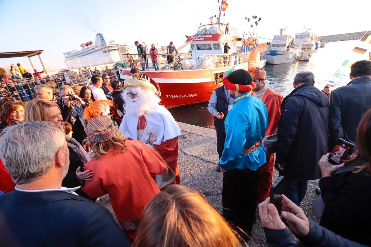 Cientos de personas salieron a recibir a sus majestades desde la llegada al puerto y durante las carrozas