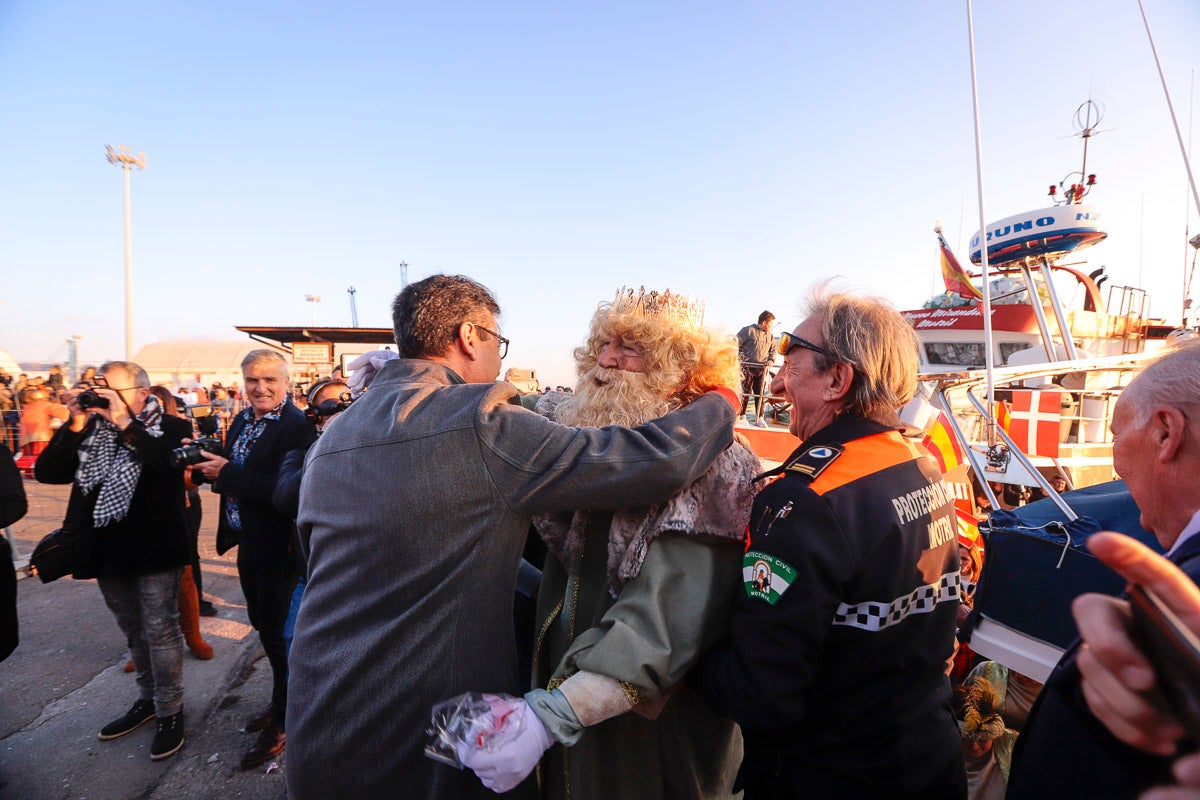 Cientos de personas salieron a recibir a sus majestades desde la llegada al puerto y durante las carrozas