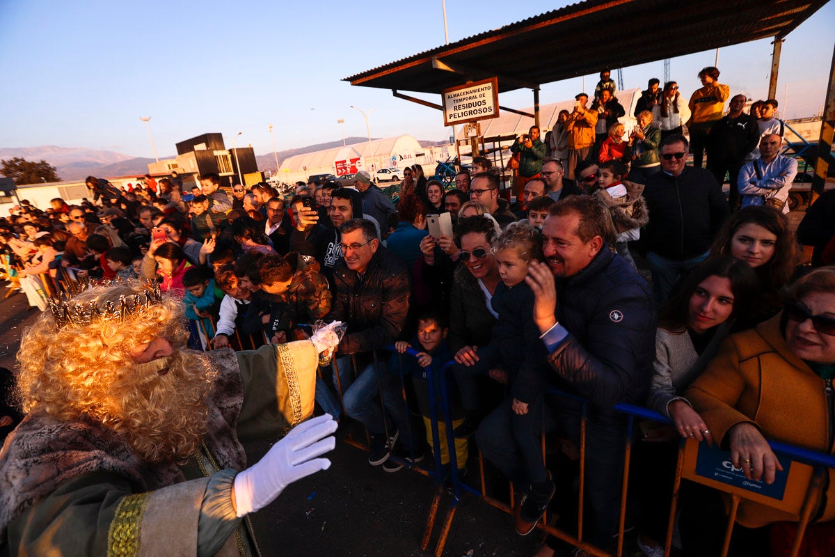 Cientos de personas salieron a recibir a sus majestades desde la llegada al puerto y durante las carrozas