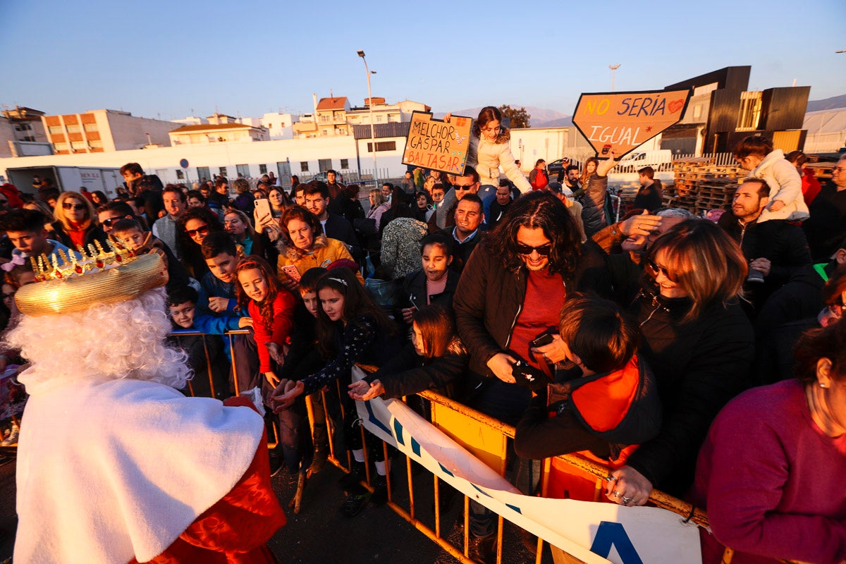 Cientos de personas salieron a recibir a sus majestades desde la llegada al puerto y durante las carrozas