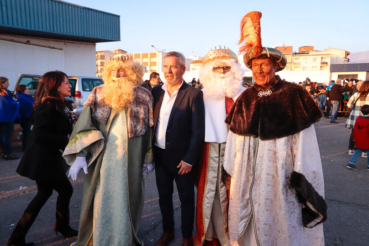 Cientos de personas salieron a recibir a sus majestades desde la llegada al puerto y durante las carrozas