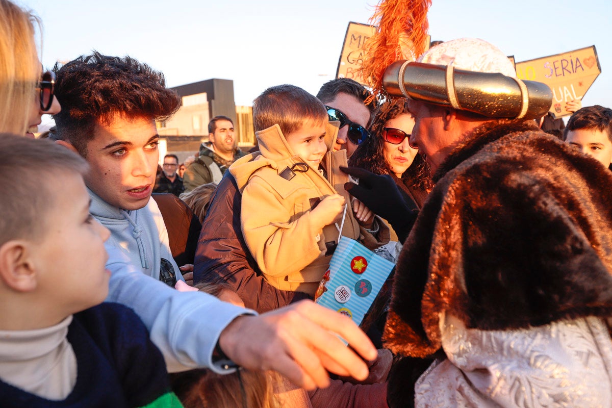 Cientos de personas salieron a recibir a sus majestades desde la llegada al puerto y durante las carrozas