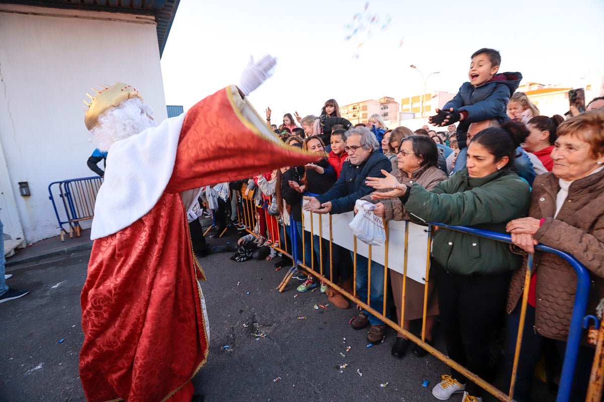 Cientos de personas salieron a recibir a sus majestades desde la llegada al puerto y durante las carrozas