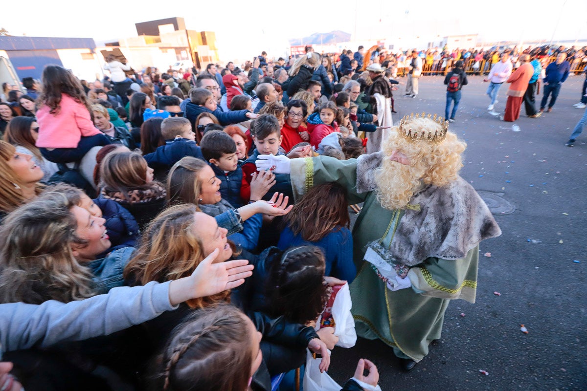 Cientos de personas salieron a recibir a sus majestades desde la llegada al puerto y durante las carrozas