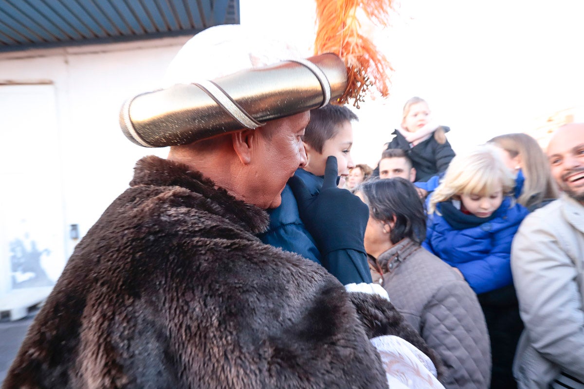 Cientos de personas salieron a recibir a sus majestades desde la llegada al puerto y durante las carrozas