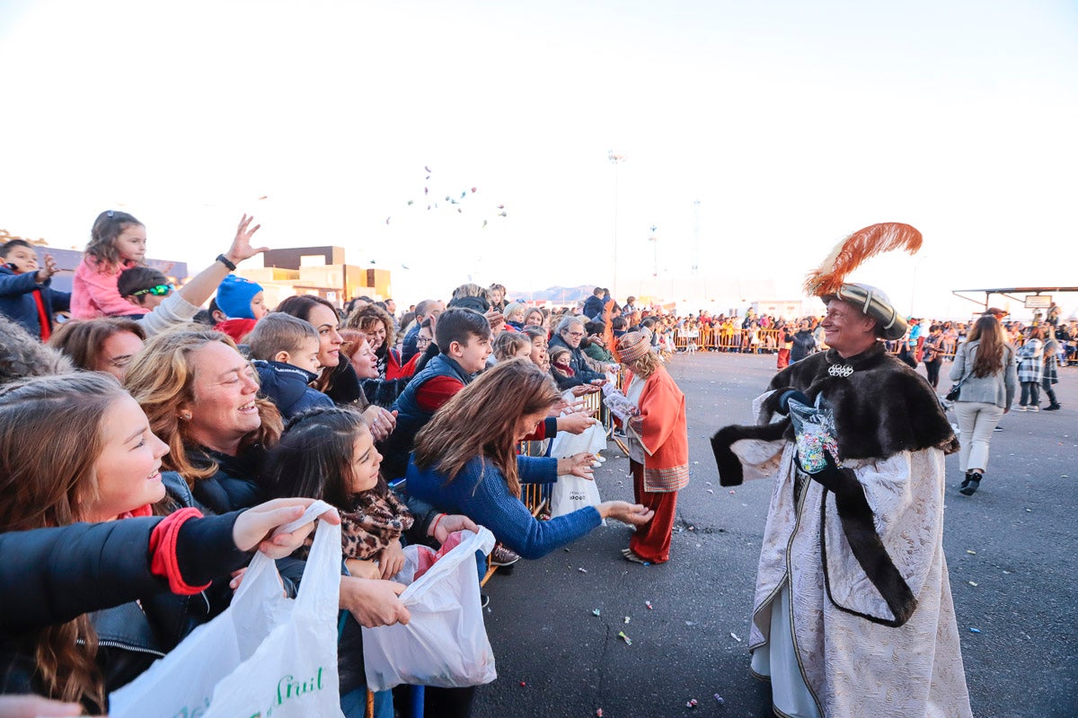 Cientos de personas salieron a recibir a sus majestades desde la llegada al puerto y durante las carrozas