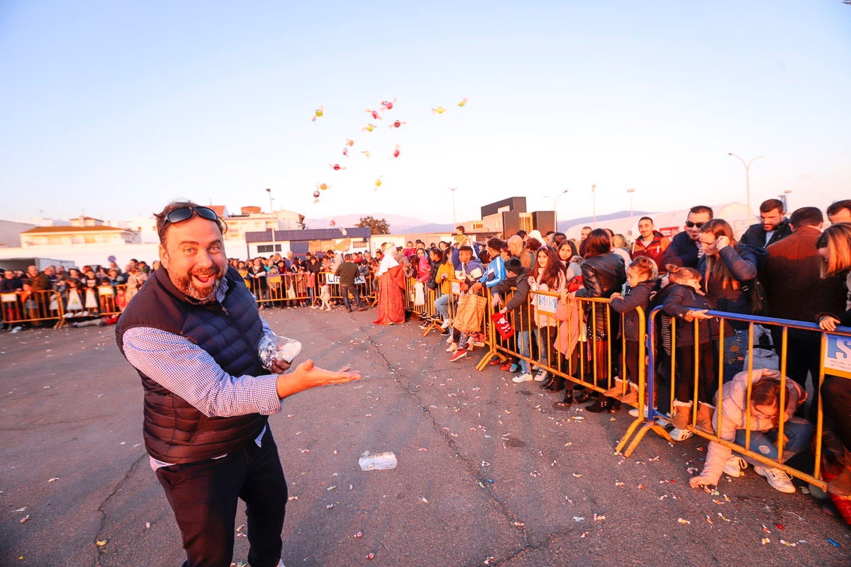 Cientos de personas salieron a recibir a sus majestades desde la llegada al puerto y durante las carrozas