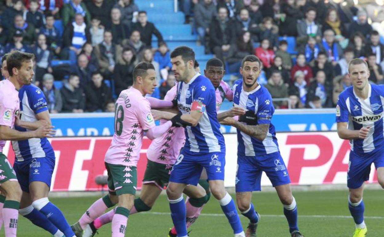 LGuardado y Manu García pugnan a la salida de un corner.