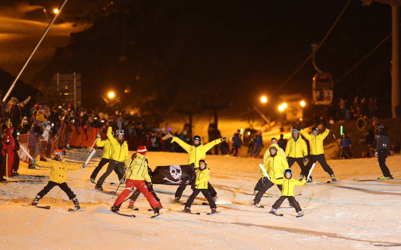 Los Reyes Magos llegan esquiando a Sierra Nevada