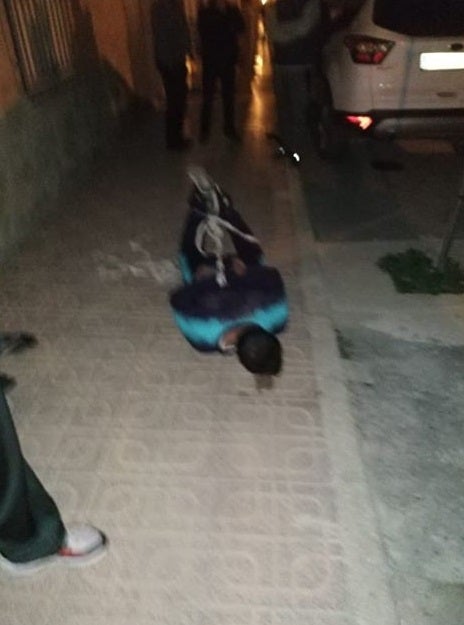 Los presuntos ladrones abandonaron el automóvil y huyeron a pie. Los vecinos corrieron tras ellos y se inició una intensa persecución