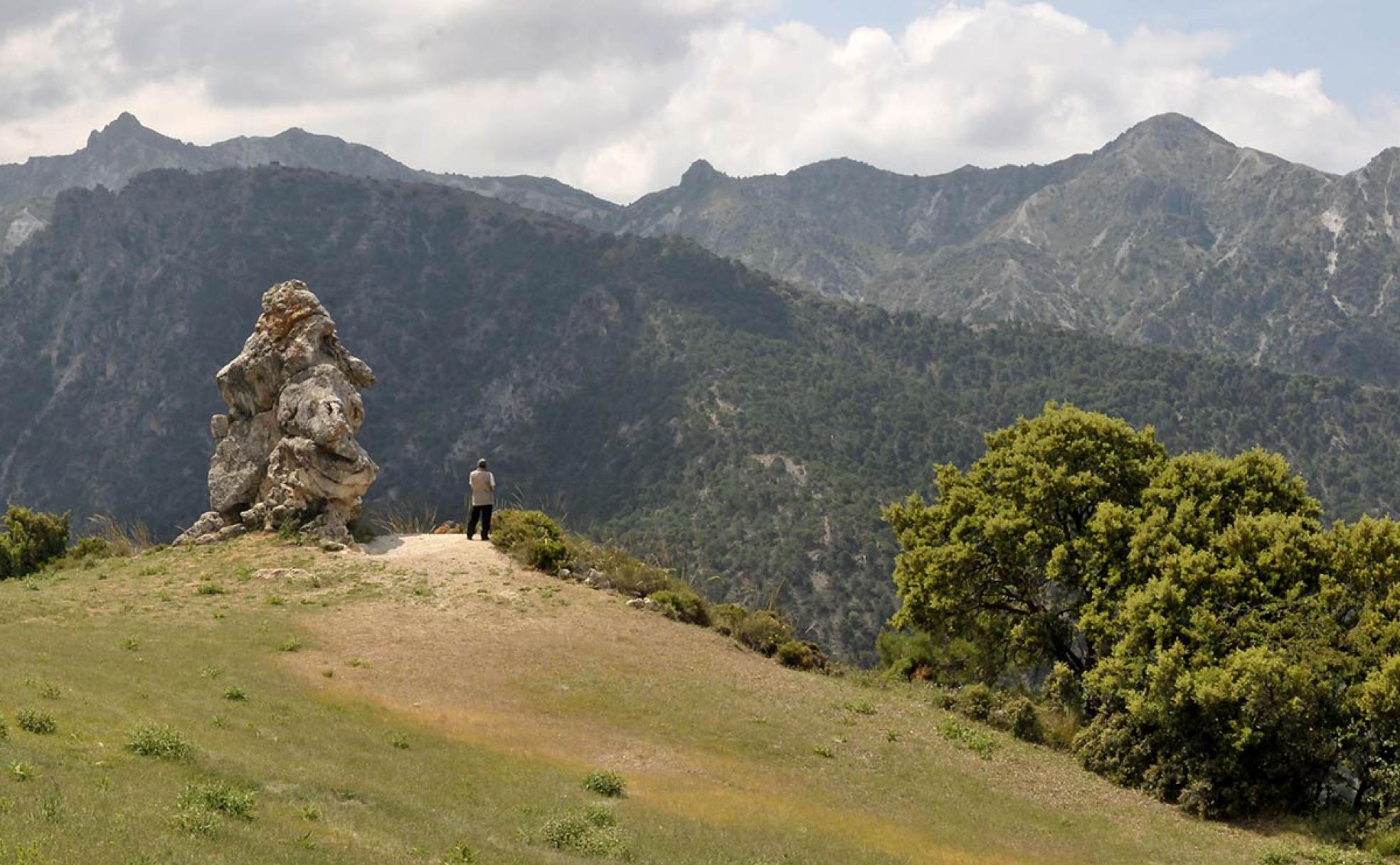 Paisajes excepcionales con el valle del río Dílar y los Alayos desde el sendero 