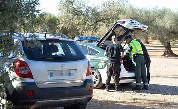 Imagen de la Guardia Civil registrando vehículos durante la «rave» . 