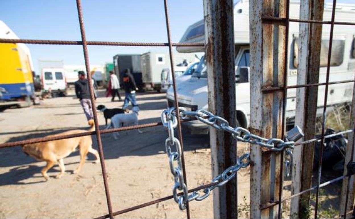 Imagen de los alrededores de la nave en desuso ocupada para la fiesta ilegal .