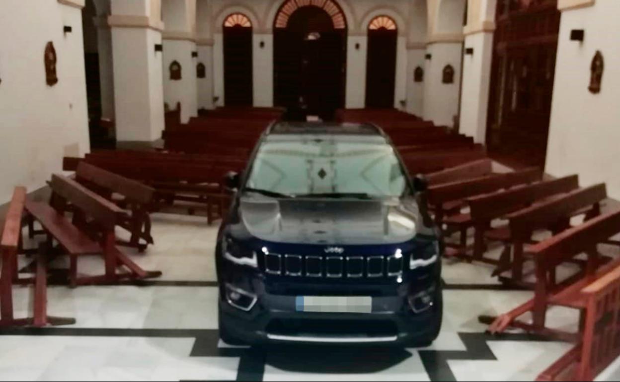 El coche, en el interior de la iglesia de Sonseca.