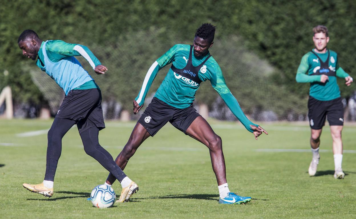 Nuha Marong entrena con el Racing de Santander. 