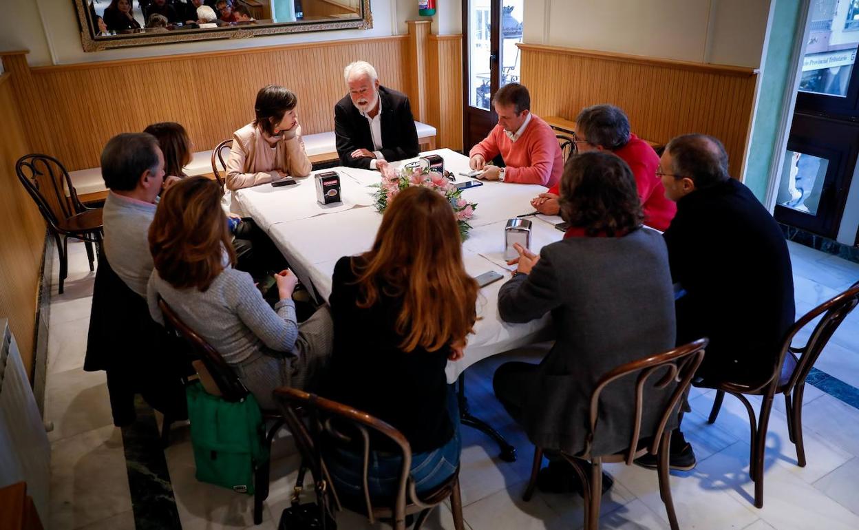 Un momento del encuentro entre el director del Festival (en el centro de la foto) y los medios de comunicación.