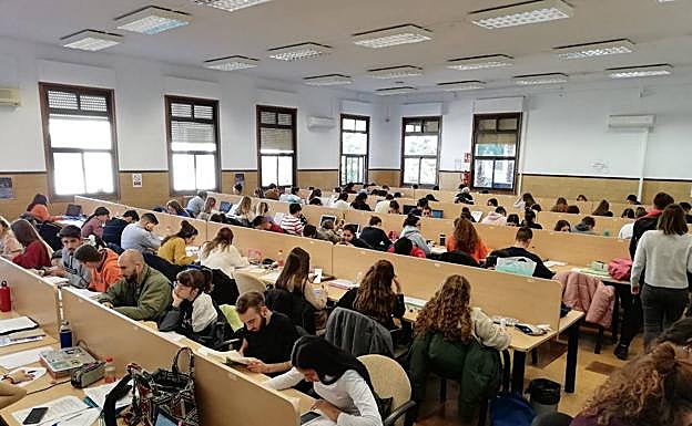 Universitarios en la sala de estudio del Espacio V Centenario.