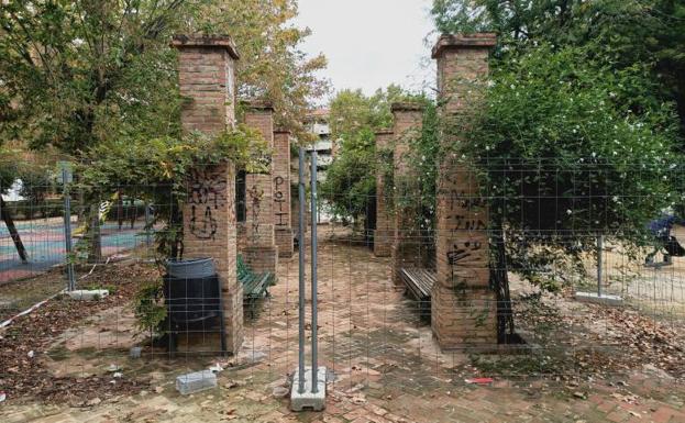 Imagen principal - La antigua pérgola en Francisco López Burgos; piden más seguridad en la plaza del Rocío; la plaza Rafael Guillén, entre vallas.