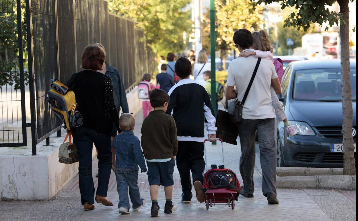 El cierre de clases de Secundaria en colegios públicos afectará a 51 centros de la provincia granadina. 