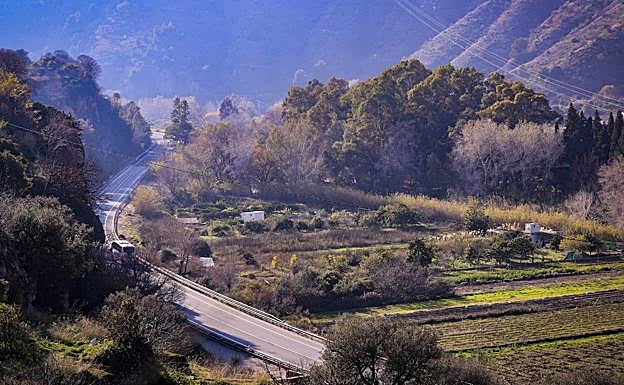 Más de un centenar de agricultores ven peligrar sus tierras por el deslidente del Guadalfeo.