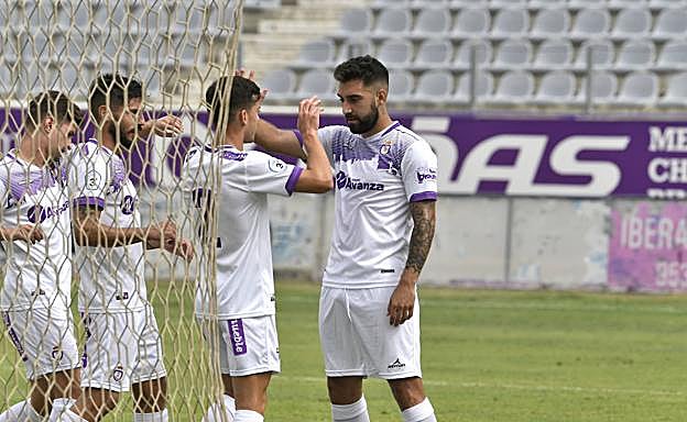 Fran Hernández celebra con sus compañeros un tanto marcado en La Victoria. 
