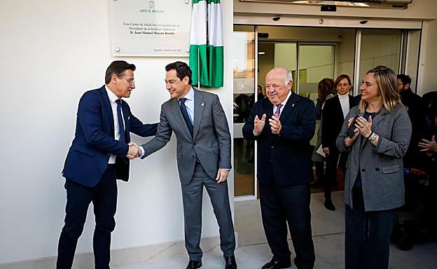 Juanma Moreno pide apoyo a la Diputación para no tener que cerrar líneas en colegios rurales en Granada