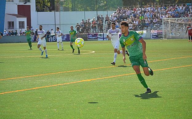 El futbolista iliturgitano se ha convertido en un fijo en el centro del campo del Atlético Mancha Real 
